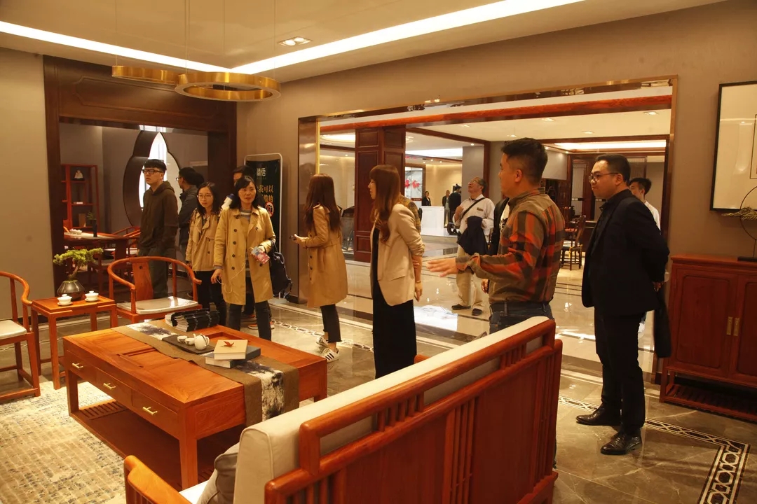 双洋红木董事长王海洋给众人讲解产品，介绍产品理念