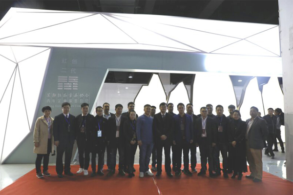 青年企业家合影