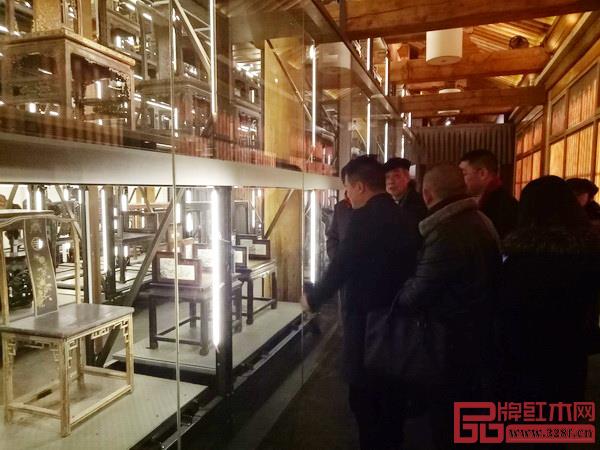 游学团一行参观故宫家具馆的仓储式展陈