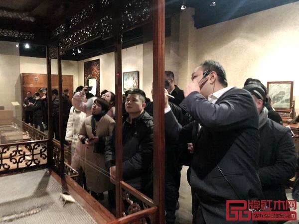 游学团在观复博物馆家具馆展厅