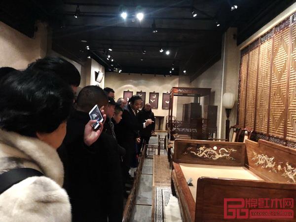 游学团在观复博物馆家具馆展厅