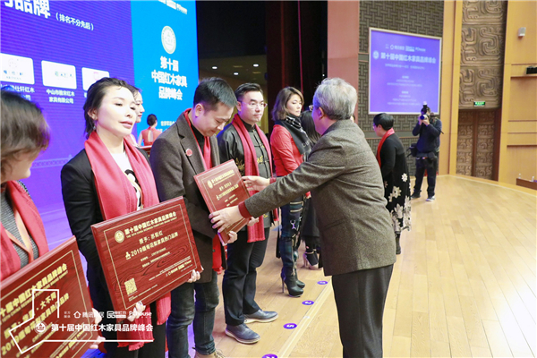 华南农业大学博士生导师李凯夫教授为双洋红木（左三）颁奖